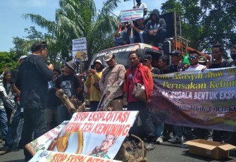 Demonstrasi warga dan aktivis lingkungan menolak eksploitasi kebun teh Kemuning, di depan Kantor Sekretariat Daerah (Setda) Kabupaten Karanganyar, Kamis (7/3/2024)