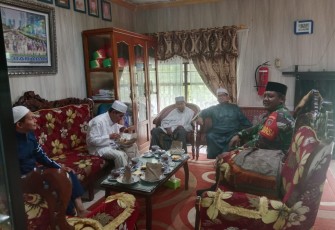 Babinsa Koramil 1002-06/Barabai Kodim 1002/HST melaksanakan Komunikasi Sosial (Komsos) bersama masyarakat tokoh agama di Desa Mandingin  Kecamatan Barabai Kabupaten Hulu Sungai Tengah, dengan tujuan menciptakan kedekatan bersama warga binaan, Sabtu (10/02/2024)