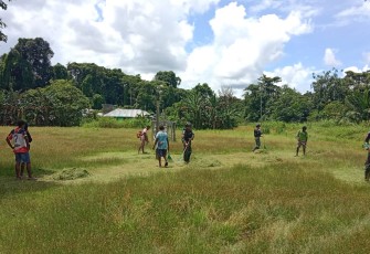Satgas Yonif 310/KK Bersama Warga saat Lakukan Karya Bakti ersihkan lingkungan sekitar Gedung Serbaguna Ev. Philipus Yamanda di Kampung Woslay, Distrik Senggi, Kabupaten Keerom, Rabu (7/2/2024).