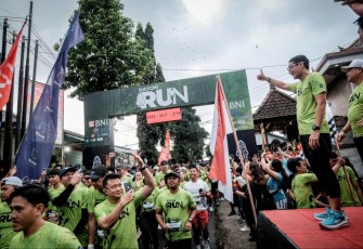 Menparekraf Sandiaga Salahuddin Uno saat melepas event Kayon Run 2024 yang berlangsung di Desa Bresela, Gianyar, Bali, (19/5/2024).
