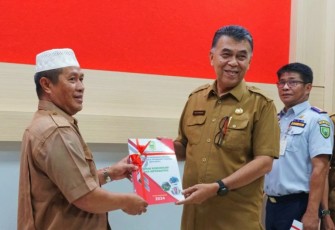 Bupati Natuna Wan Siswandi didampingi Wakil Bupati Rodhial Huda menyerahkan Dokumen Pelaksanaan Anggaran (DPA) tahun 2024 kepada seluruh pimpinan Organisasi Perangkat Daerah (OPD). Bertempat di ruang rapat Kantor Bupati Natuna. Lantai ll. Jl. Batu Sisir Desa Sungai Ulu Kecamatan Bunguran Timur Kabupaten Natuna, Selasa (09/01/2024)