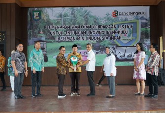 Direktur Bank Bengkulu menyerahkan kendaraan listrik dari Bank Bengkulu Cabang Jakarta ke Anjungan Daerah Provinsi Bengkulu di TMII pada Rabu (24/01/2024)