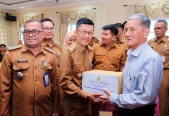 Pj Wali Kota Tanjung Pinang, Hasan, S.Sos, saat Serahkan Bingkisan Imlek di aula kantor Lurah Tanjungpinang Kota, Senin (5/2).