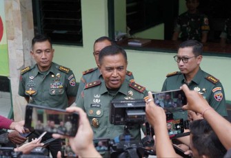 Pangdam IX/Udayana saat diwawancarai awak media