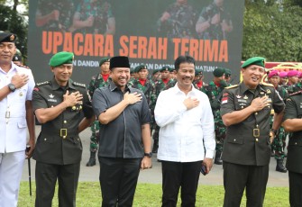 Ketua DPRD Kota Batam pakai peci hitam