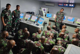 Siswa Dikmaba TNI AL Angkatan 43/2 saat Diperkenalkan Kecanggihan Puslatlekdalsen Kodiklatal