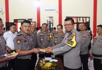  Kapolres Natuna AKBP Nanang Budi Santosa, S.I.K., memimpin upacara laporan kenaikan pangkat 2 orang Perwira Pertama dan 36 orang Bintara personil di Polres Natuna, meraih kenaikan pangkat setingkat lebih tinggi periode 1 Januari 2025