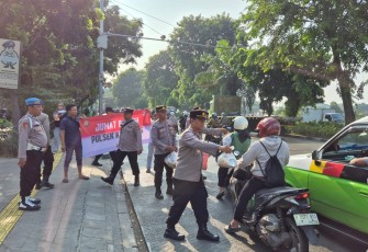 Polsek Kalideres Bagikan 50 Kotak Sarapan untuk Warga