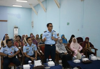 Komandan Depo Pemeliharaan 60 Kolonel Tek Waras Didik Sugiharto, M.Si (Han), bersama Staf, Pengurus PIA Ardhya Garini Cabang 4 Depohar 60, Gabungan Koharmatau, dan Pengurus Pia Ranting dari setiap satuan jajaran Depohar 60