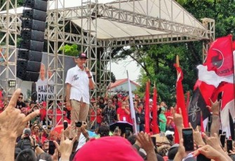 Capres Ganjar Pranowo ikut hujan-hujanan bersama para pendukung saat orasi kampanye di Lapangan KONI Sario Manado, Sulawesi Utara, Kamis (1/2/2024).