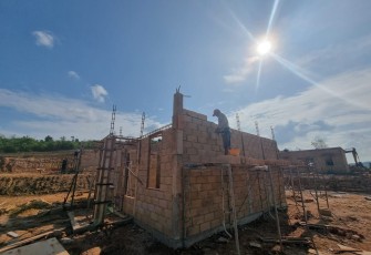 Pembangunan rumah contoh di Tanjung Banon.
