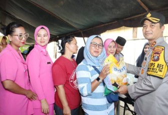 AKBP Yasir Ahmadi, SIK, MH, sediakan ratusan paket sembako murah bagi masyarakat di Desa Langkimat, Kecamatan Simangambat, Kabupaten Padang Lawas Utara, Sabtu (16/03/2024)