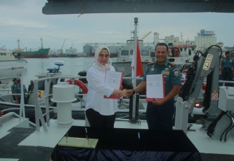 Kepala Balai Besar Pelaksanaan Jalan Nasional (BPJN) Jateng-DIY Ibu Rein Marlia, S.T.M.T., memberikan dukungan alutsista kepada Pangkalan Angkatan Laut (Lanal) Semarang berupa Kapal Rigid Hull Inflatable Boat (RHIB) di Dermaga Kamla Jl. Amorang Tanjung Emas, Semarang Utara, Senin (08/01/2024)