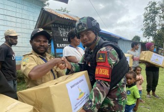 Satgas Yonif 310 Bagikan Bansos Sembako di Pedalamam Papua