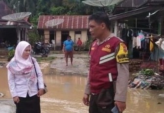 Polisi dari Polsek Batang Angkola bantu bersihkan Rumah warga di Desa Lumban Jabi-jabi, Kecamatan Tantom Angkola, Kabupaten Tapanuli Selatan, Rabu (3/1/2024) pagi