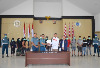 Tim gabungan TNI AL yaitu tim Fleet One Quick Response (F1QR) Lanal Dumai dan Pos Angkatan Laut (Posal) Bengkalis berhasil menggagalkan pemberangkatan Pekerja Migran Indonesia (PMI) non prosedural sebanyak 16 orang di Desa Sepahat, Kecamatan Bukit Batu, Kabupaten Bengkalis, Riau, Rabu (17/01)