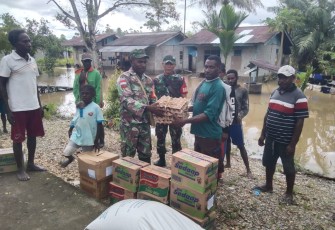 Koramil 1710-03/Kuala Kencana Beri Bantuan Sembako Kepada Warga Yang Terkena Musibah Banjir