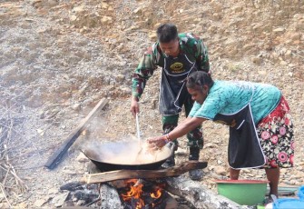 Kolaborasi Chef Mamba Satgas 330 dan Mama Papu