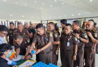 Jaksa dan Pegawai Tes Urine di tes urine oleh Badan Narkotika Nasional Provinsi Kalbar, yang dipimpin langsung oleh Kepala Kejaksaan Tinggi Kalbar Dr. Drs. Muhammad Yusuf, SH, MH. (19/02/2024)