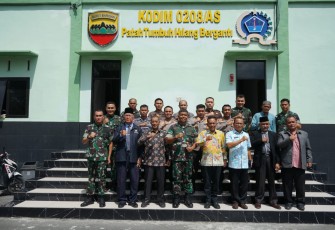 Bupati Serahkan Plakat Kepada Komandan Korem 022/Pantai Timur