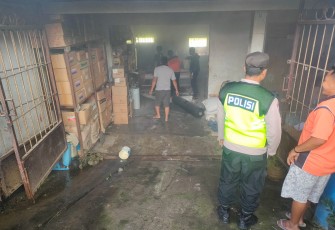 Petugas bersama warga saat mengevakuasi barang-barang dari dalam toko pupuk di Dusun Gedangan, Desa Salam, Kecamatan Karangpandan, yang terbakar Sabtu (13/4/2024) pagi.