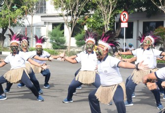 Pangkalan Utama TNI Al (Lantamal) V menggelar lomba kreatifitas yel – yel dengan tujuan untuk memeriahkan peringatan HUT Lantamal V ke– 74 di Lapangan Apel Mako Lantamal V, Perak Surabaya. Jumat (05/01/2024)