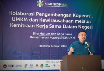 Kepala Biro Hukum dan Kerja Sama KemenKopUKM Henra Saragih hadir dalam kegiatan Kolaborasi Pengembangan Koperasi, UMKM dan Kewirausahaan melalui Kemitraan Kerja Sama Dalam Negeri, di Bandung, Selasa (6/2).