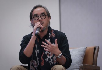 Dirut Smesco Indonesia Leonard saat memberikan paparan pada Talkshow bertajuk ‘Tutur Cerita Lestari: Menuju Ekonomi Restoratif Dengan Rantai Nilai Gotong-Royong’ sebagai rangkaian acara Festival Tumpak Wariga 2024, Sabtu (3/2).