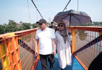 Walikota Depok Mohammad Idris saat meninjau jembatan gantung di area taman Albar, Kamis (19/9)