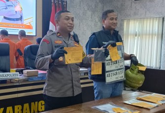 Wakapolres Karanganyar Kompol Mardiyanto dan Kasatreskrim AKP Bondan Wicaksono menunjukkan barang bukti pencurian sepeda motor yang dilakukan tersangka PY dan TM, saat konferensi pers di Mapolres Karanganyar, Selasa (16/7/2024)