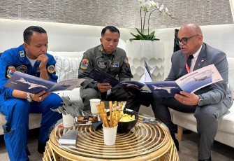 Penerbang Rajawali Laut Flight Kunjungi Tenant Bali Air Show 2024