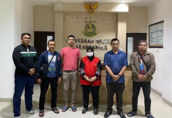S, tersangka kasus dugaan tindak pidana pencucian uang (TPPU) dan korupsi PUD BPR Bank Karanganyar saat diamankan Kejari Karanganyar, Rabu (25/9/2024)