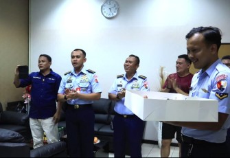 Danlanud Sultan Hasanuddin Berikan Kejutan Kepada Kepala General Manager PT. Angkasa Pura Indonesia Bandara Sultan Hasanuddin