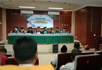 Mahasiswa pascasarjana Universitas Islam Negeri (UIN) Alauddin Makassar Drs Renreng MA mengikuti sidang promosi doktor di Fakultas Tarbiyah dan Keguruan UIN Alauddin Makassar, Samata, Kabupaten Gowa, Sulawesi Selatan, Kamis (12/12/2024). Renreng berhasil meraih gelar doktor usai mempertahankan disertasinya yang berjudul "Metode Mangqul pada Pembelajaran Al-Quran Hadits Majelis Taklim Lembaga Dakwah Islam Indonesia (LDII) Kota Makassar".