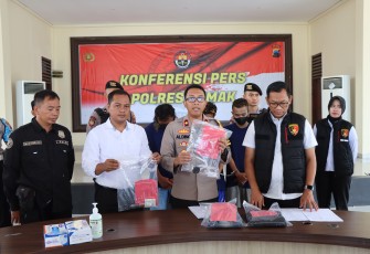 Wakapolres Demak Kompol Aldino Agus Anggoro didampingi Kasatreskrim AKP Winardi saat pers rilis kasus dugaan penganiayaan berujung maut di Barbershop Jan 37 Jalan Pemuda Demak