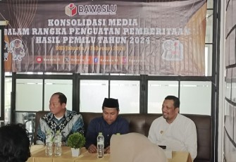 Tenaga Ahli Bawaslu, Ahmad Thohir, dalam konsolidasi media yang membahas temyang Penguatan Pemberitaan Hasil Pemilu 2024 di MUG Authentic, Coffee Atjeh, Jakarta, Jumat (9/2)