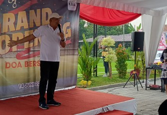 Ketua Askab PSSI Karanganyar Prihanto, memberikan sambutan dalam acara grand opening Solo International Minisoccer (SIM), di kawasan Colomadu, Karanganyar, Jumat (14/6/2024).