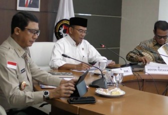 Kepala BNPB Letjen TNI Suharyanto, S. Sos., M.M., saat menghadiri rapat tingkat Menteri yang dipimpin oleh Menteri Koordinator Bidang Pemberdayaan Manusia dan Kebudayaan (Menko PMK) Muhadjir Effendy yang dihelat di Kantor Menko PMK, dan dihadiri juga oleh Menteri Pertanian Amran Sulaiman di Jakarta pada Senin (19/2). 