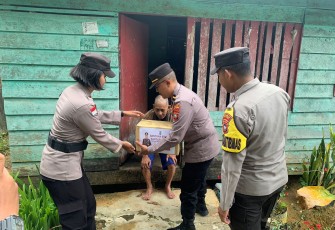 Kapolres Natuna AKBP Nanang Budi Santosa, S.I.K Salurkan Bantuan Sosial Kapolda Kepri di Ramadan Berkah