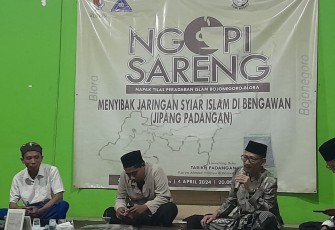 Penulis buku "Tarikh Padangan" Ahmad Wahyu Rizkiawan  (tiga dari kiri) saat melaunching buku di aula balaidesa Kuncen kecamatan Padangan