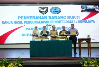  Denintel Kodam II/Sriwijaya berhasil mengungkap dan mengamankan  26, 146 kg Paket Ganja yang akan diselundupkan dari  Padang Sidempuan, Sumut ke Palembang. Hal Itu dikatakan Kapendam II/Swj Kolonel Arh Saptarendra Prasada , ST, MM dalam rilisnya, Palembang Sumsel, Selasa (13/02/2024)