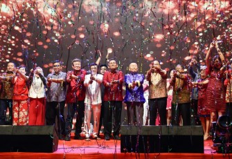 Gubernur Kepulauan Riau (Kepri) Ansar Ahmad menghadiri perayaan Tahun Baru Imlek 2024 atau 2575 Kongzili bersama masyarakat Tanjungpinang di Kawasan Kota Lama Jalan Merdeka, Jum'at (9/2)