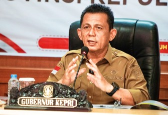 Gubernur Kepri H. Ansar Ahmad di Ruang Rapat Utama (Rupatama) Lt.4 Kantor Gubernur Kepri Dompak, Senin (5/1).