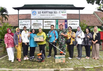 Ketua Persit Kartika Candra Kirana PCBS Akademi Militer (Akmil), Ibu Novita Sidharta Wisnu Graha, menunjukkan kepedulian sosial dengan memberikan sumbangan berupa mesin rumput kepada SMP Ahmad Yani Panca Arga I dan SD Kartika XII Panca Arga I, bertempat di Asrama Akademi Militer Panca Arga I Magelang
