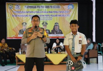Kapolres Kendal AKBP Feria Kurniawan saat kegiatan pendidikan politik goes to school di SMA Negeri 2 Kendal Selasa 23 Januari 2024.