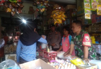 Babinsa Koramil 0801/07 Ngadirojo Kodim 0801/Pacitan melaksanakan monitoring dan pemantau ke sejumlah pedagang yang ada di pasar Ngadirojo, Kab. Pacitan, Rabu (28/02/2024)