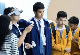 Gen-Z saat Ikut Belajar Usaha di Stan Pemeran Virtual Bisnis Pesantren