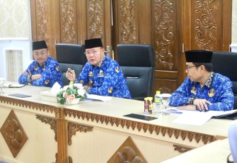 Gubernur Rohidin Mersyah bersama Dinas Pariwisata Provinsi Benģkulu dan beberapa instansi terkait menggelar rapat rencana pembangunan awning pedagang zona 1 yang berada di kawasan Pantai Panjang kota Bengkulu di Balai Raya Semarak, Rabu (17/4/2024)
