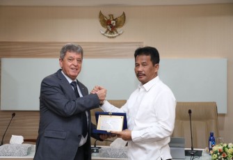 Kepala BP Batam, Muhammad Rudi saat menerima kunjungan diplomasi dari Dubes Palestina untuk Indonesia Zuhair Al-Shun di Ruang Pertemuan Walikota Batam, Kamis (1/2/2024).