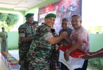  Kodim Abdya Bagikan Paket Makan Siang Gratis Juru Parkir dan Penarik Becak